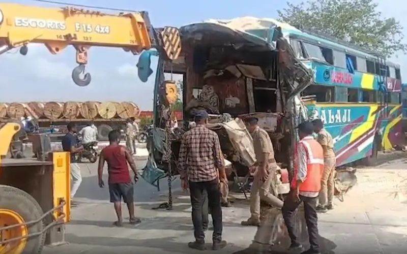 گجرات: وڈودرا کے قریب لگژری بس کھڑی ٹرک سے ٹکرا ئی،چھ افراد ہلاک